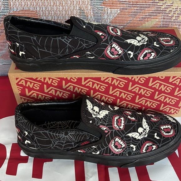 Vans Classic Slip-0n
(Glow Frights) Black/Black
VN000XG88MG WMNS sneakers - Picture 2 of 16